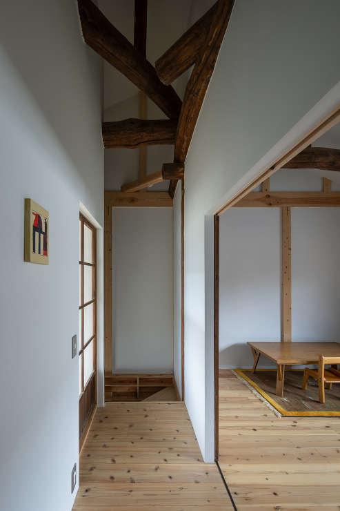 2階は個室とクローゼット。床板は吉野杉。右手の子供部屋はしばらくオープンに使い、既存引違戸を補修・反転した引分戸を嵌めて将来の分割に備える。