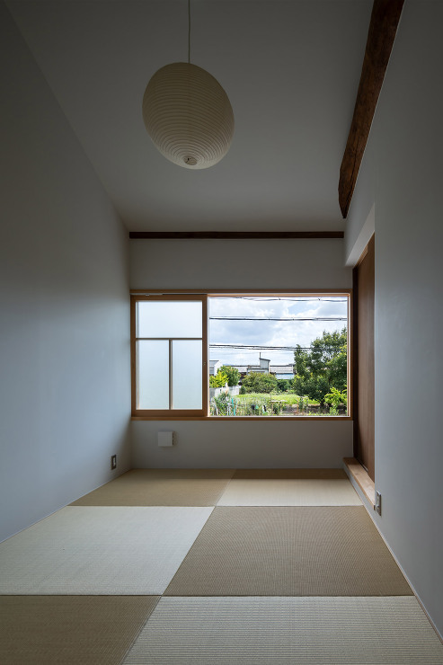 主寝室。南窓の先に田畑が広がる。