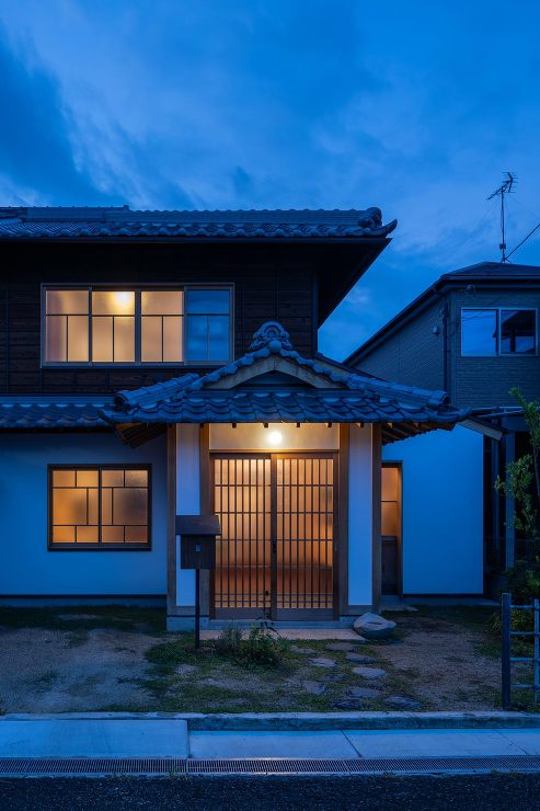 道路からの夕景。30年間閉ざされていた廃屋に火が灯る。