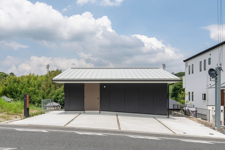 大和川の広い河川敷から続く段丘に計画した住宅です。敷地は段丘の上段で接道しており、王寺・三郷の街並みや、信貴山から生駒山へ続く山並みを一望できます。