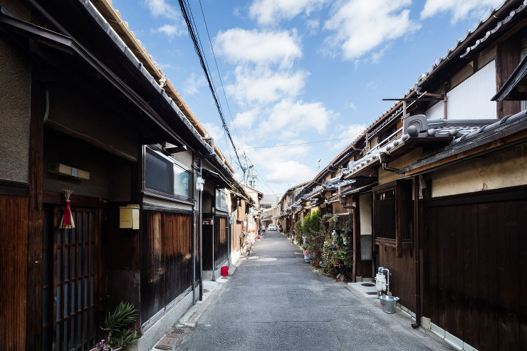 ひとつの大きな雰囲気をつくりながら、様々な増改築の履歴や住人の趣向によって微妙に異なる各戸のデザイン。