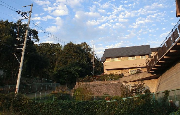 027 四つ角の家｜四つの小屋と路地の家...