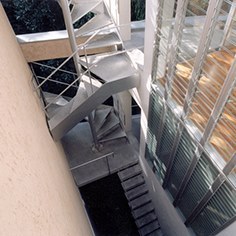 屋外階段でつながる小さな中庭
