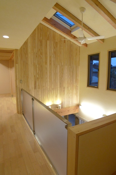 吹き抜けを囲む二階廊下