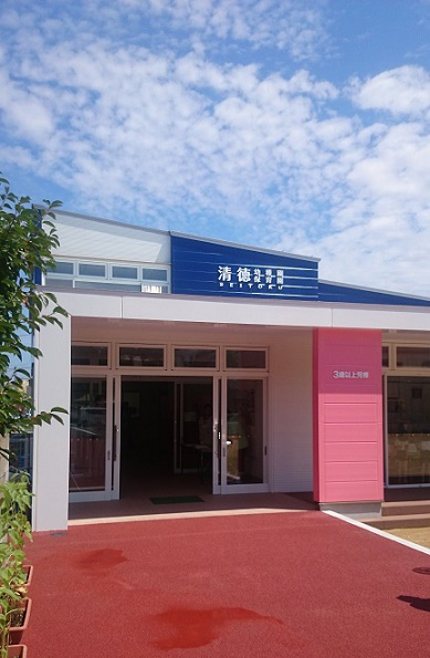 以上児玄関