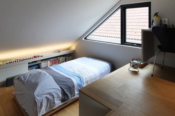 子供部屋の寝室。スキップフロアで床を下げ、高さ制限に対応しました。立体的な寝室となり、変化のある空間が生まれました。