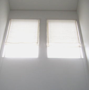 高窓に遮熱タイプのローマンシェードの取り付け