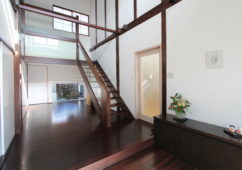 夫婦か?楽に暮らせる現代空間   刻む歴史を未来へつなく?再生住宅