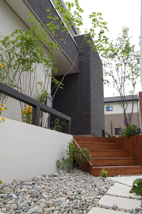 雑木に囲まれたアプローチ