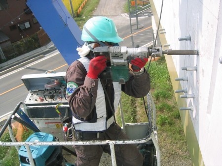 あと施工アンカー工事　交通安全施設工事　自動車道遮音壁工事