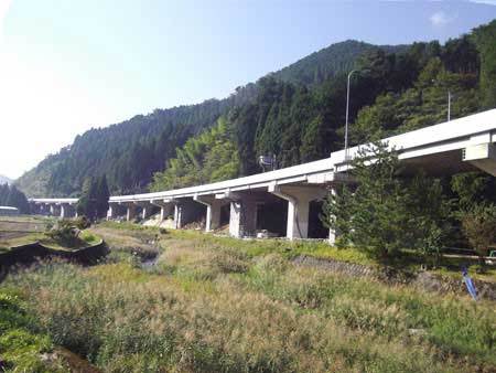 各種コンクリート切断工事　各種点検・診断　耐震補強工事（土木インフラ）　国道での高架橋外耐震補強工事