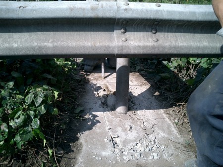 交通安全施設工事　各種コンクリート切断工事　自動車道　防護柵改良工事