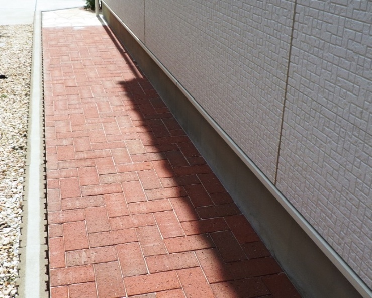 建物まわり　レンガ舗装