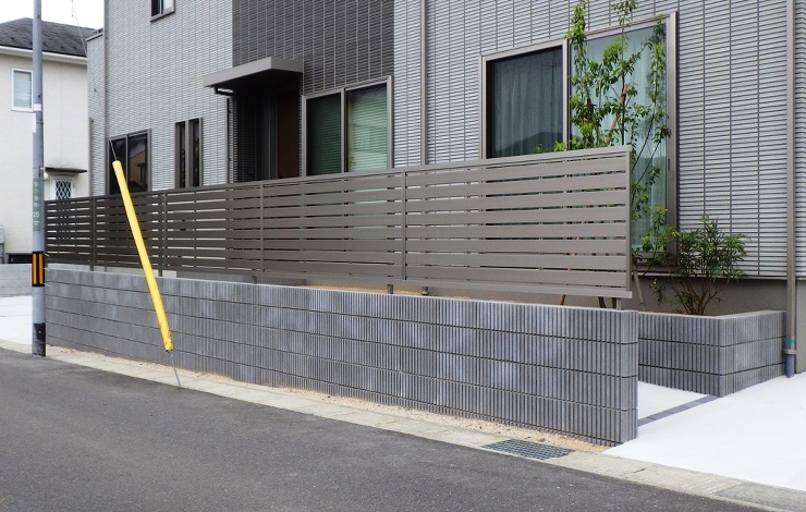 白の塗り壁があるグレートーンなエクステリ...