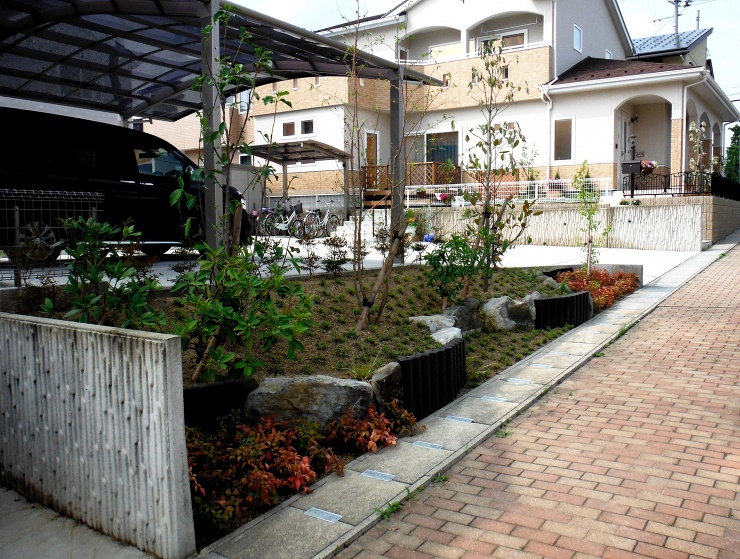 花と緑に囲まれた季節の移ろいを感じれる植栽　（郡山市-S様邸）