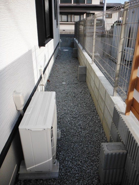 建物まわり　砂利敷き