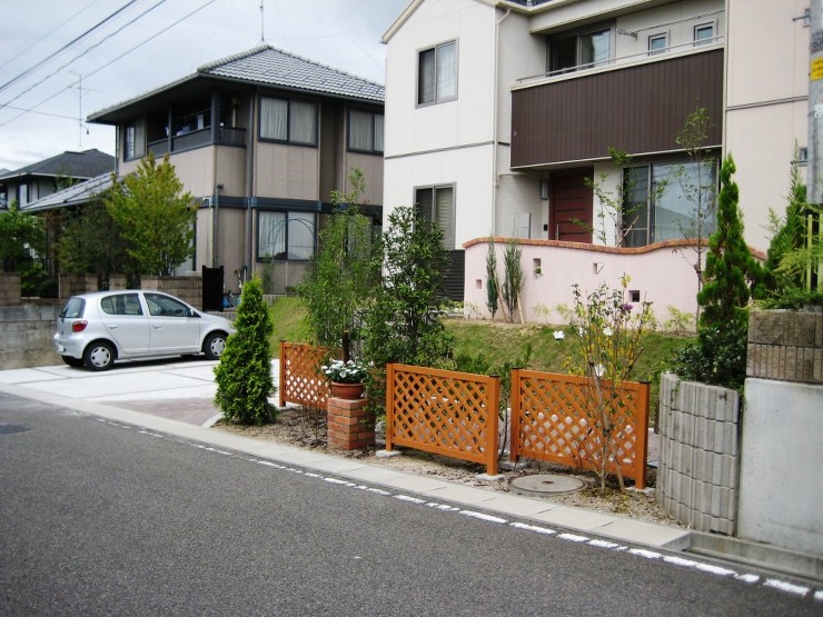 親しみやすいオープンなエクステリアガーデ...