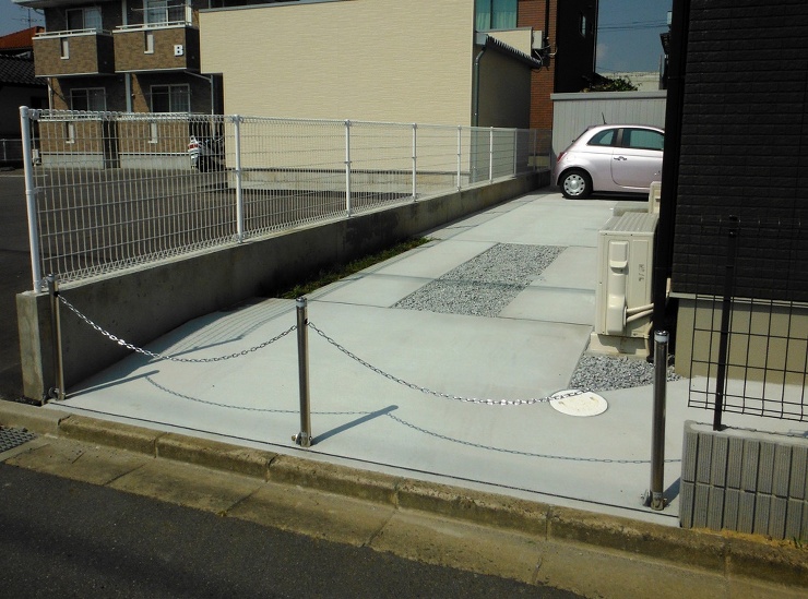 郡山市　新築外構 駐車場　カーポート バイク倉庫　砂利敷き スクリーンフェンス　チェーンポール