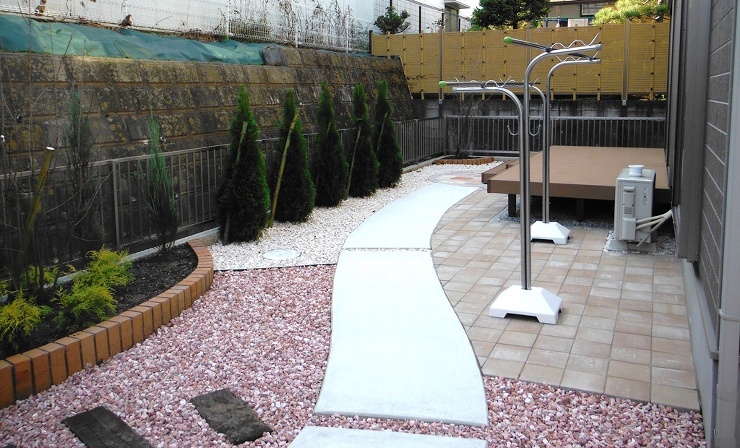 郡山市　新築　庭まわり 化粧砂利　園路　人工木デッキ　レンガ花壇　植栽　フェンス