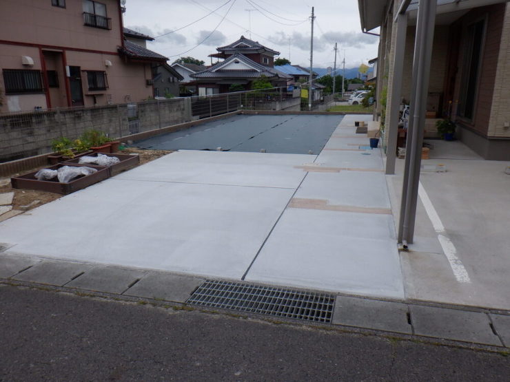 施工実績を更新しました?ポイントのあるアプローチ延長と駐車場拡張