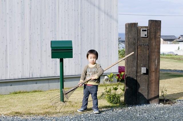 田畑と空におなかを見せて暮らす家 写真集...