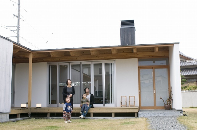 田畑と空におなかを見せて暮らす家 写真集...