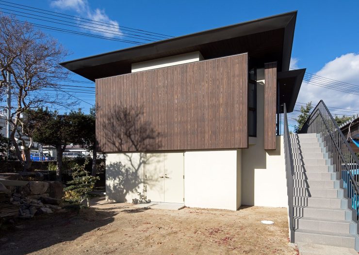 八角平面で光と空を取込む方形屋根の納骨堂...