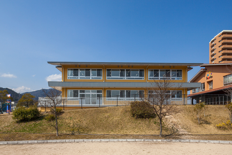 ?大屋根をもつ家型の保育園?　ほうりんこ...