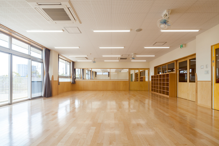 ?大屋根をもつ家型の保育園?　ほうりんこ...