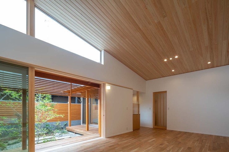 囲み庭のある家