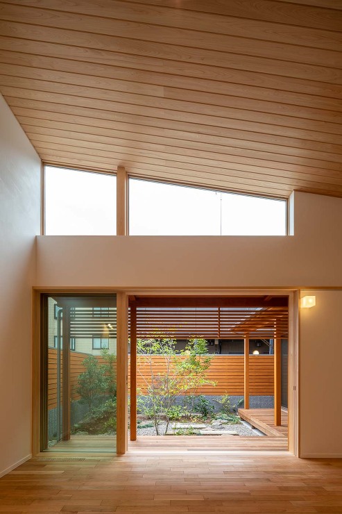 囲み庭のある家