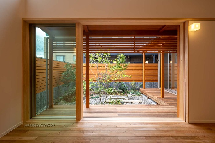 囲み庭のある家