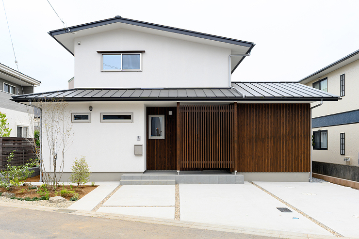 中庭と木格子のある家