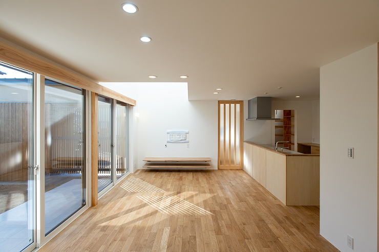 木格子で仕切られた中庭の家