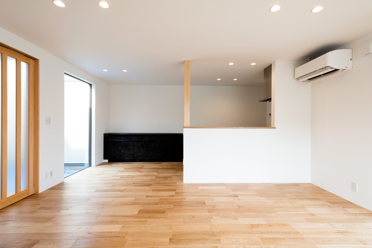 片流れ屋根の平屋