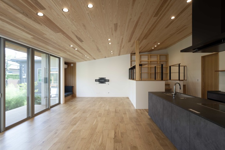 庭に身を置くヌックのある平屋