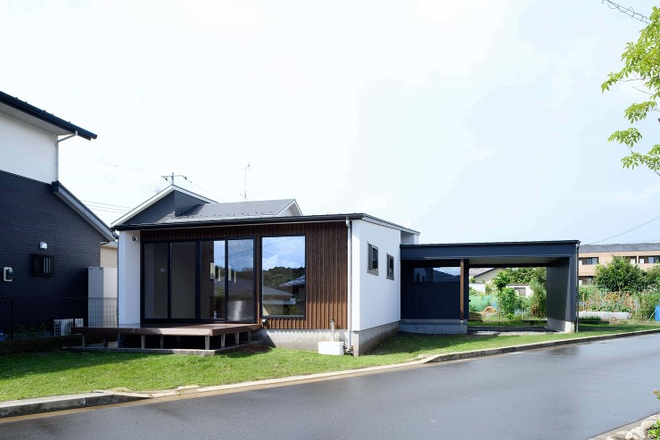 オープンガレージのある平屋