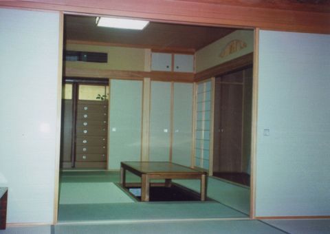 彫刻家の家　（丸窓　応接スペース土足　下...