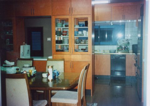 彫刻家の家　（丸窓　応接スペース土足　下...