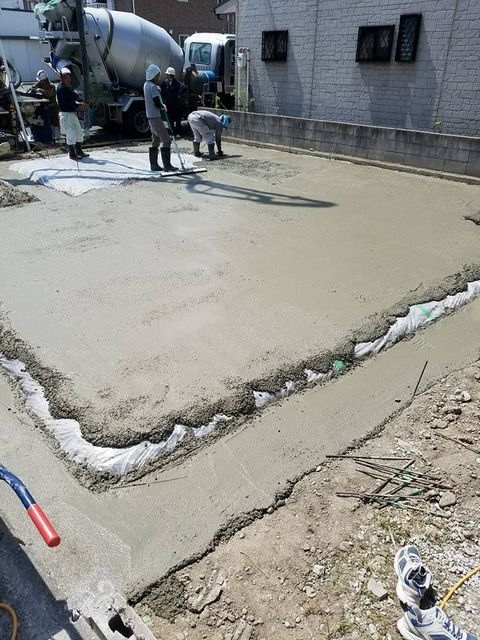 ピロティーのある角地の家　（フル装備）　...