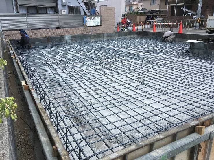 ピロティーのある角地の家　（フル装備）　...