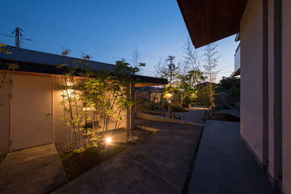 YY_WORKS Works 大きな庇の...