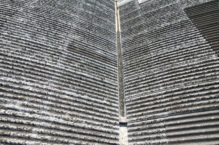 斑鳩町工場の雨もり　築年数が４０年経過　屋根の経年劣化で雨もり