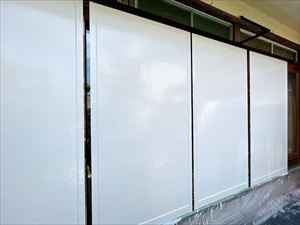 大和郡山市　経年劣化で捲れた木製雨戸の塗装をしました