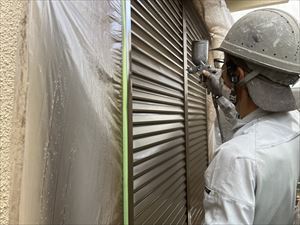 三郷町　戸建て住宅経年劣化した雨戸や鼻隠しの付帯部分の塗装工事