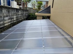三郷町戸建て住宅　テラスの古くなった波板をポリカ波板に交換