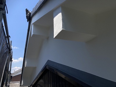 橿原市にて稲屋の軒天井部分漆喰塗料で吹き付け！！外壁塗装