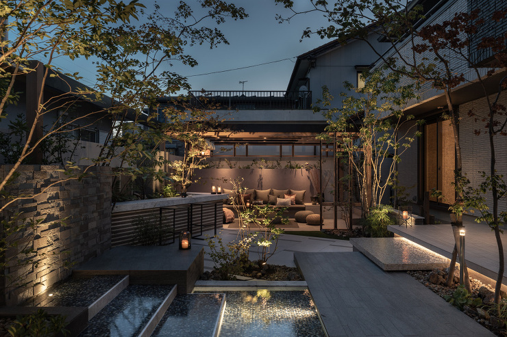 ガーデンの全景。手前の水盤で玄関までお客様をいざない、緑のトンネルをくぐって行くという演出。<br />
隣地に植栽が広がらないよう、植え方と樹形を工夫しています。