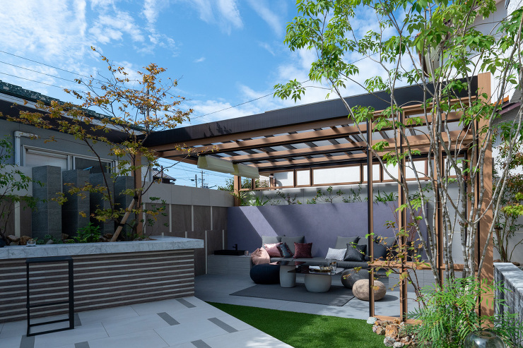 YKKAPのリレーリアカーポートに、オリジナルでデコレーションしたガーデンのルーフ。<br />
建物がモノトーンだけで、モノトーン以外を求めていたお客様のためにデザインしました。<br />
