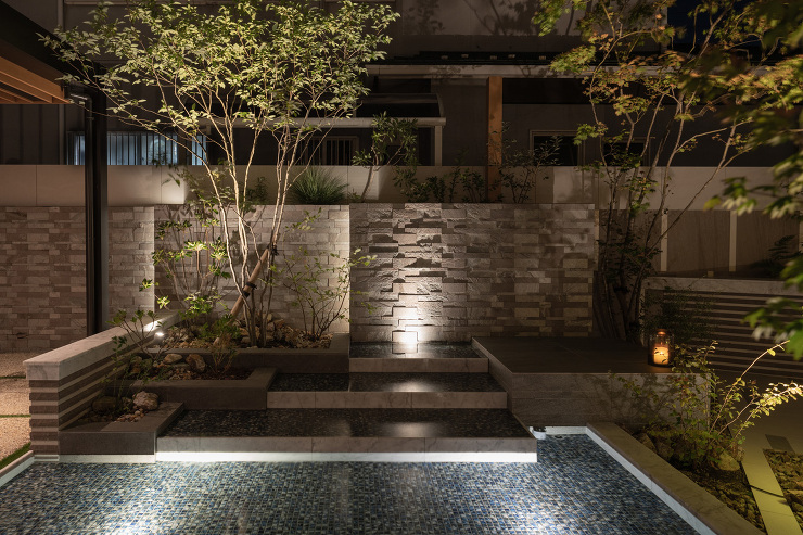 ガーデンの水盤は３段に分かれており、いかに美しく溜まった水が流れるかを重視して施工しました。<br />
職人さんの圧倒的な技術もあり、薄く均一に溜まった水が静かに移動するような水盤となります。<br />
間接照明でのライトアップもとても幻想的です。